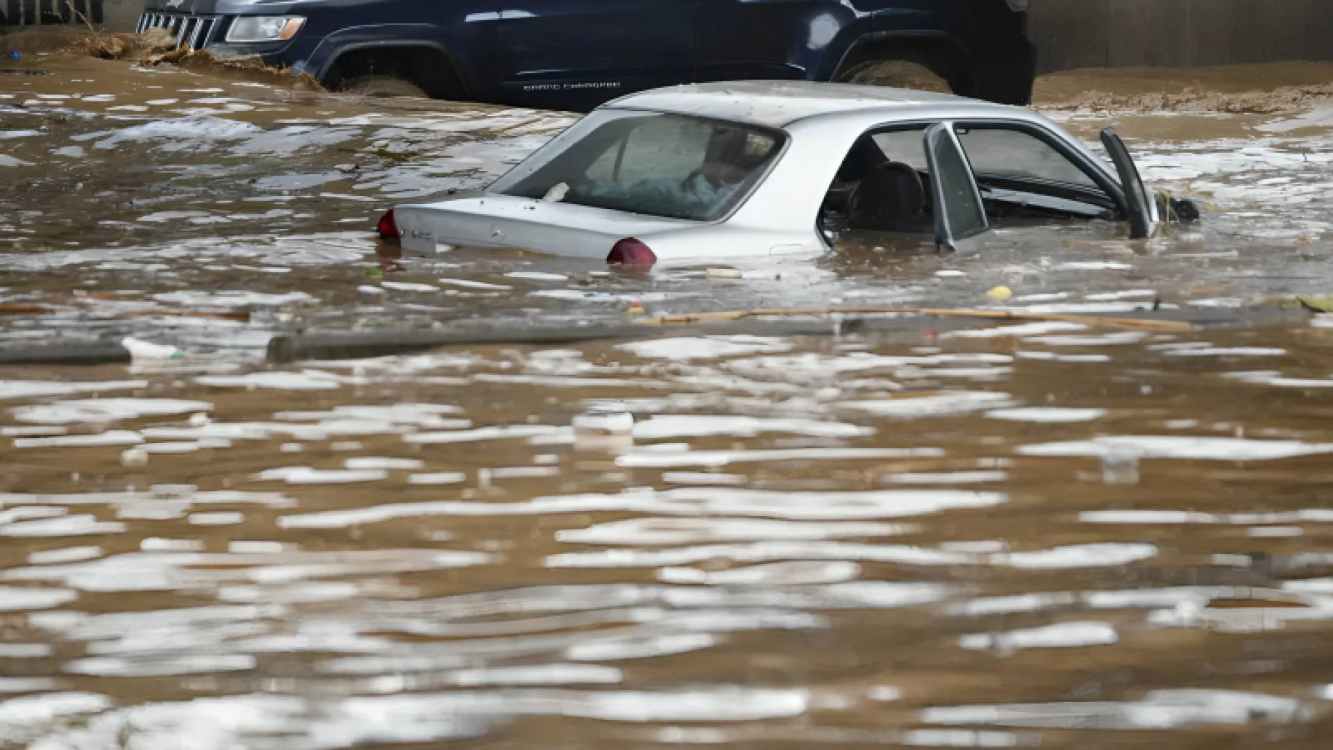 "طقس العرب": رياح نشطة في عمان وأمطار غزيرة ليلا 