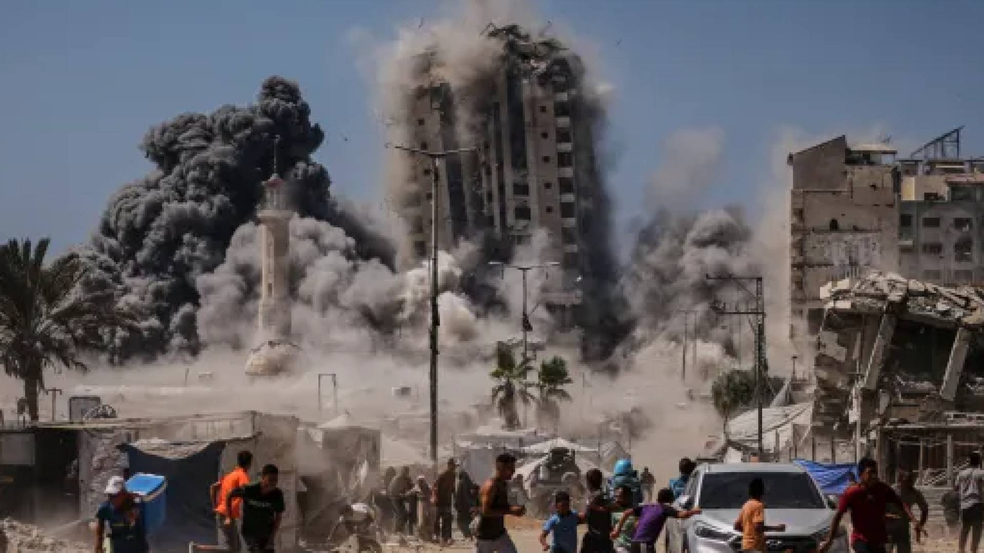 "عام جديد تحت النار".. غزة تستقبل 2026 بالقصف و"مناورات" فتح معبر رفح