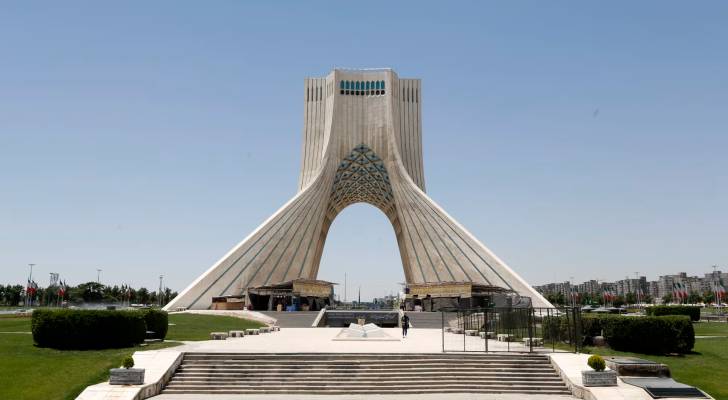 برج آزادي معلم معماري يقع عند مدخل العاصمة الإيرانية طهران