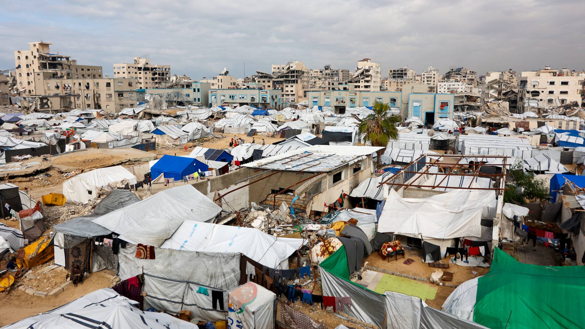 فاجعة بمخيمات النزوح: وفاة امرأة وطفلها حرقا بخيمة واستشهاد طفلة بسبب البرد في غزة