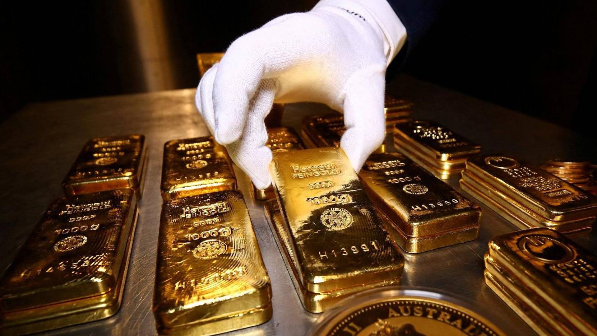 "الْأُونْصَةُ" تَكْسِبُ 63 دُولَارًا فِي يَوْمٍ وَاحِد.. الذَّهَبُ يُسَجِّلُ قَفْزَةً نَوْعِيَّةً وَيَصِلُ إِلَى 4373 دُولَارًا 