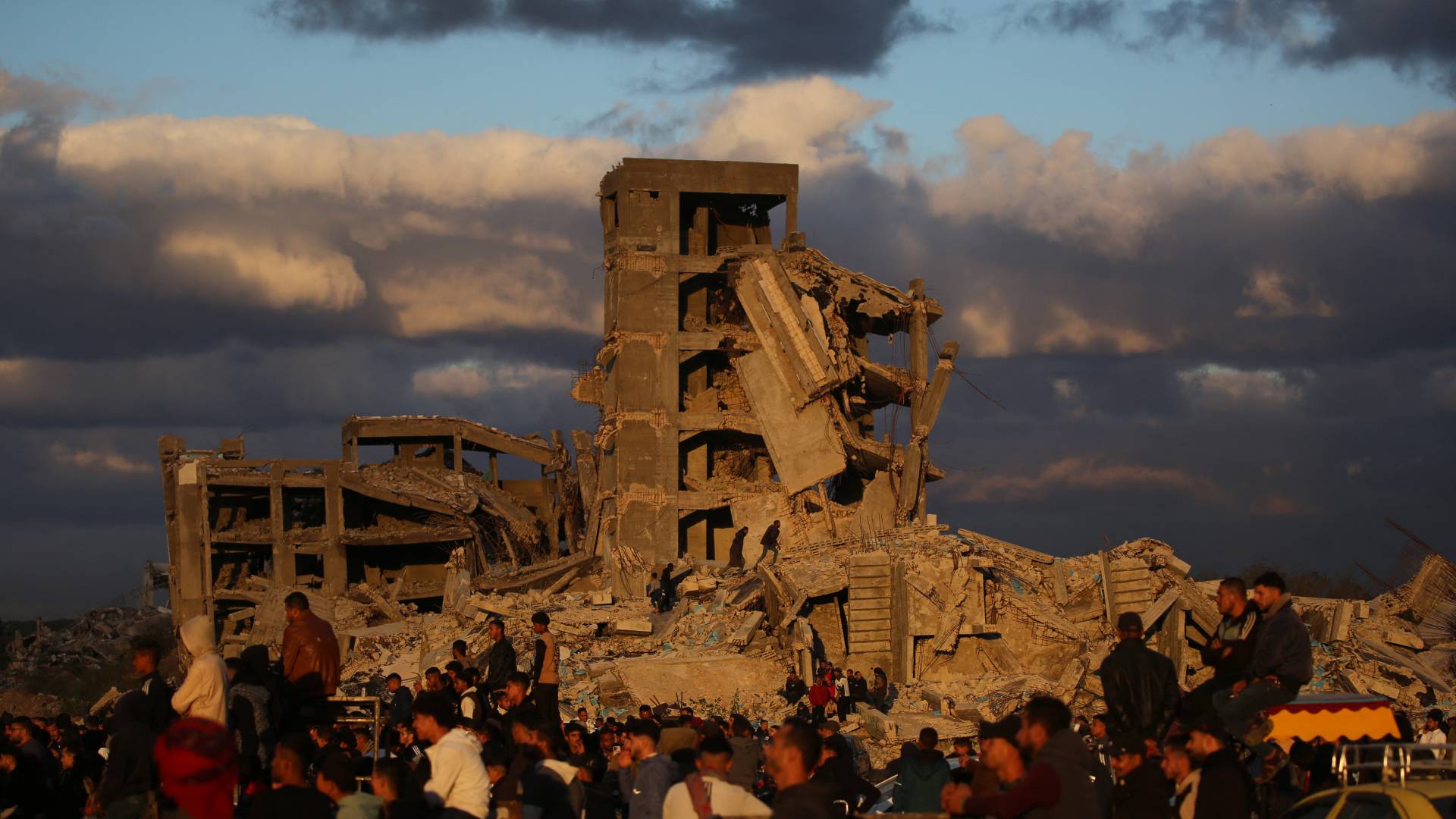 غزة تحت النار مجددا.. غارات وقصف عنيف يضرب أنحاء القطاع