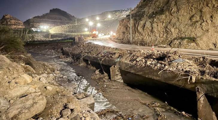 خلال عمل كوادر بلدية الكرك الكبرى في إعادة فتح الطرقات