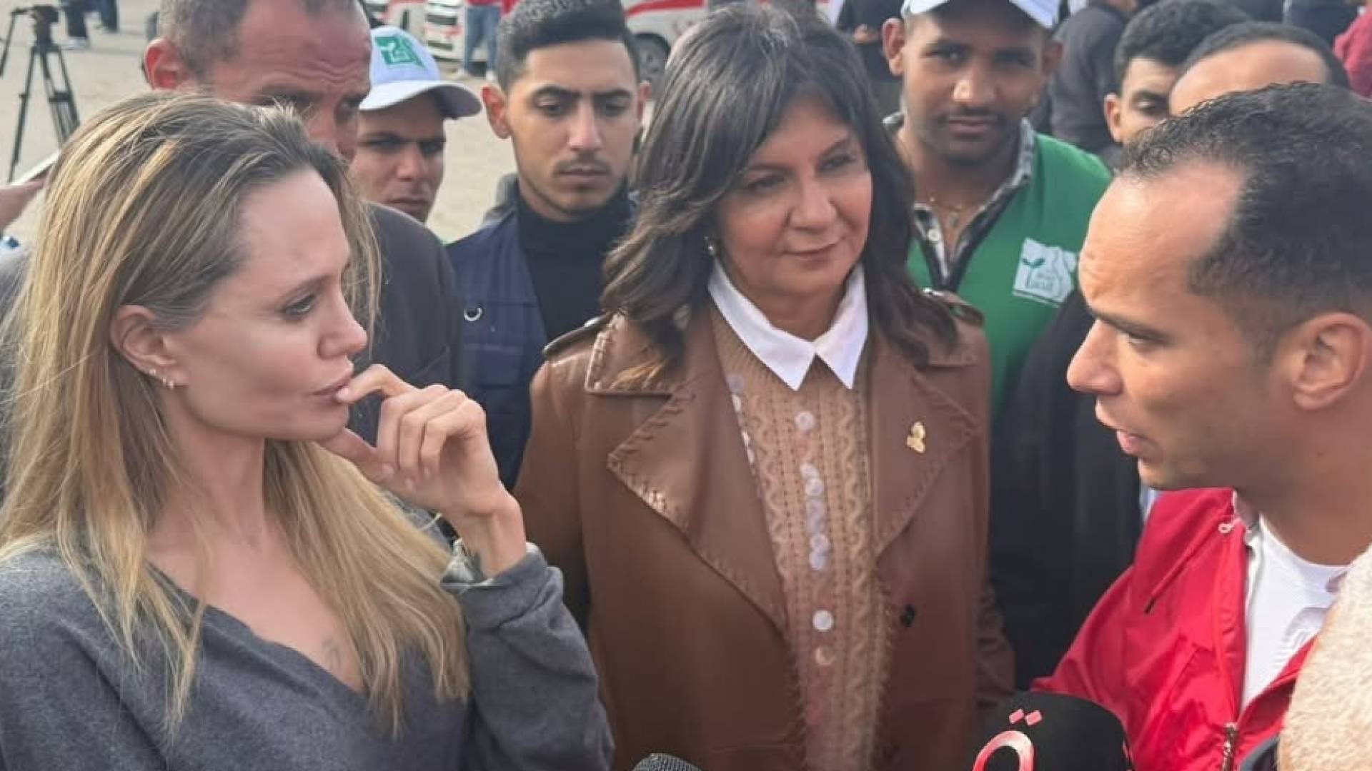 أنجلينا جولي تتفقد جهود الإغاثة عند معبر رفح وتزور جرحى غزة.. فيديو