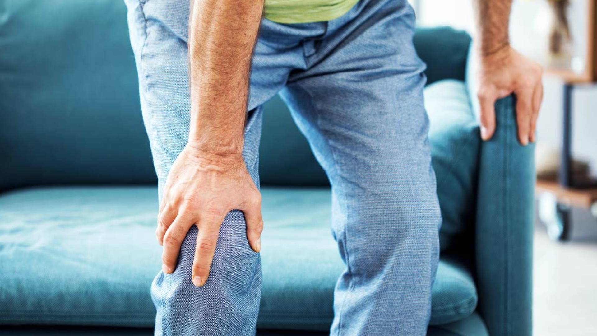 "فرقعة الركبة".. هل هي ضجيج عابر أم صرخة استغاثة من غضاريف الجسد؟ 