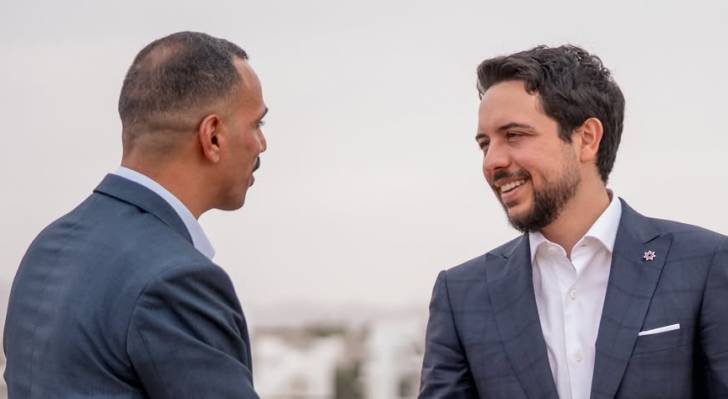 ولي العهد يلتقي شباب من العقبة