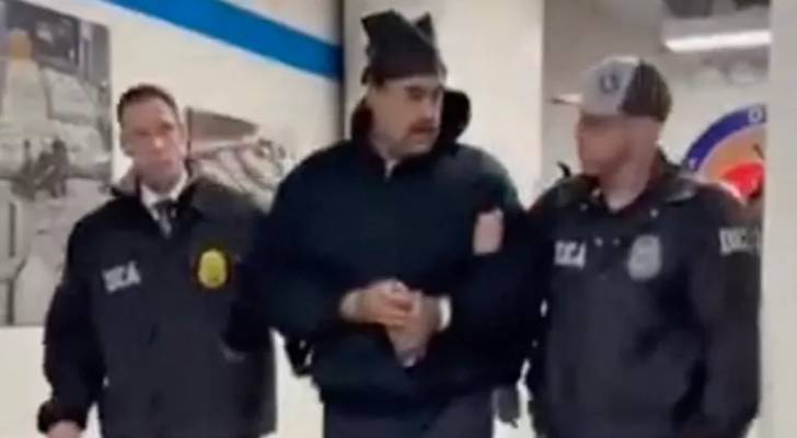 صورة نشرها البيت الأبيض تظهر الرئيس الفنزويلي نيكولاس مادورو مكبلا داخل مكاتب إدارة مكافحة المخدرات في نيويورك