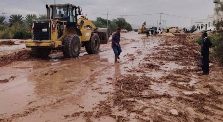 "شراكة في قلب العاصفة".. أبو السمن يثمن وضع "آليات المقاولين" تحت تصرف الدولة