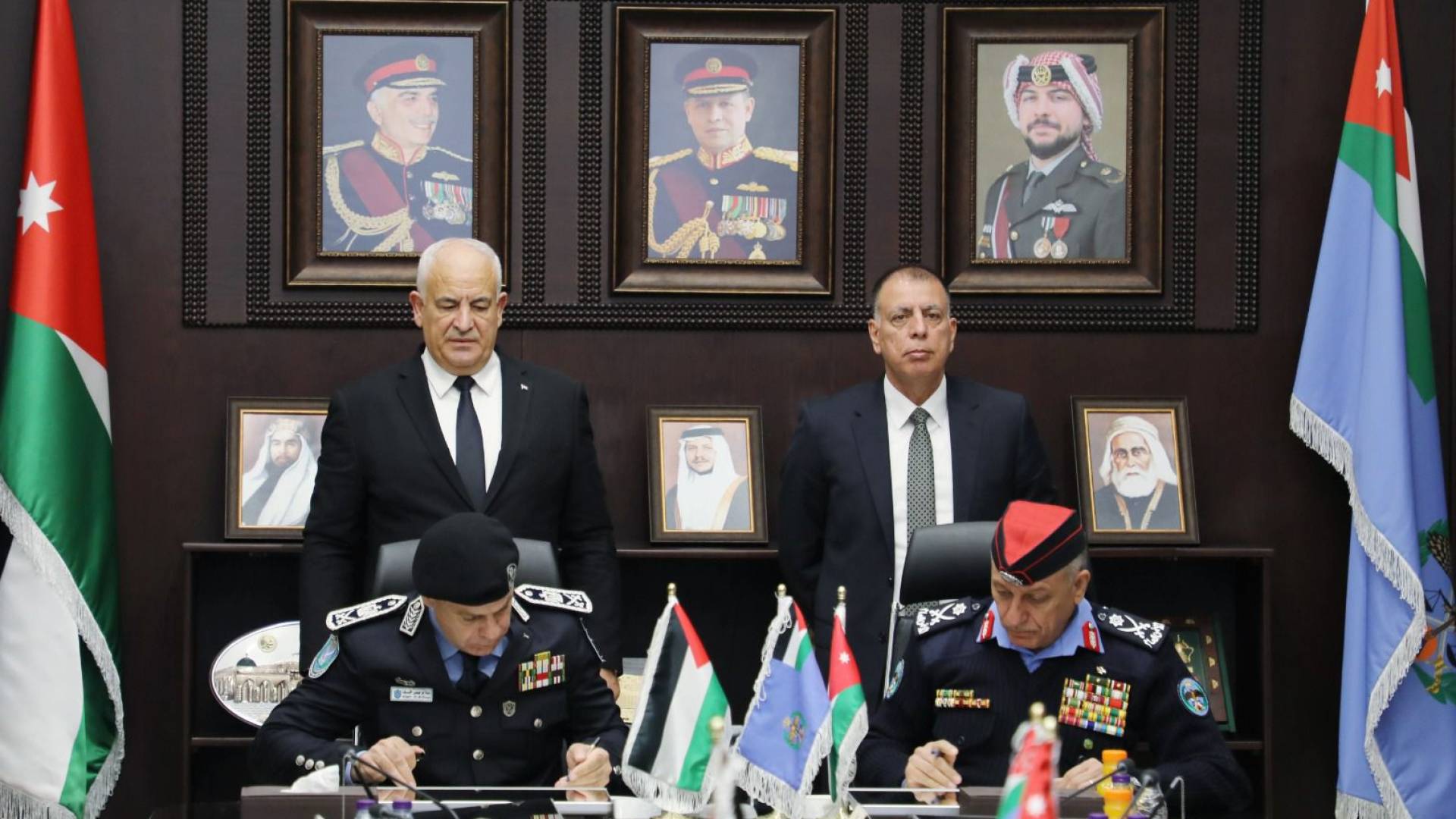 الأمن العام والشرطة الفلسطينية يوقعان مذكرة تفاهم لتطوير مركز الطوارئ (911) في دولة فلسطين