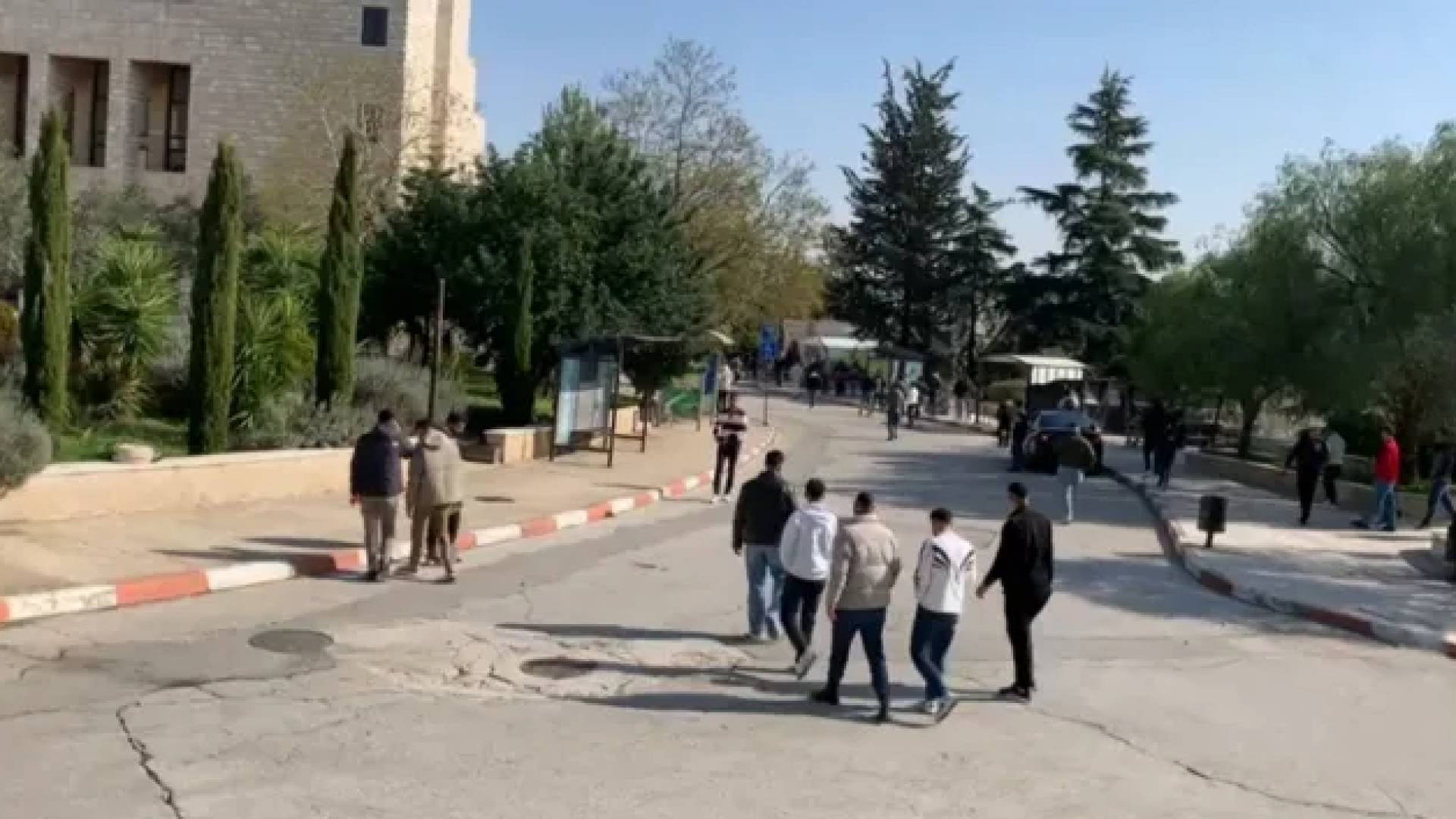 إصابة 11 طالبا جراء اقتحام قوات الاحتلال لجامعة بيرزيت برام الله - فيديو