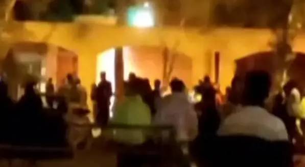 متظاهرون يحرقون تمثال الخميني وخامنئي في مدينة إيرانشهر الإيرانية