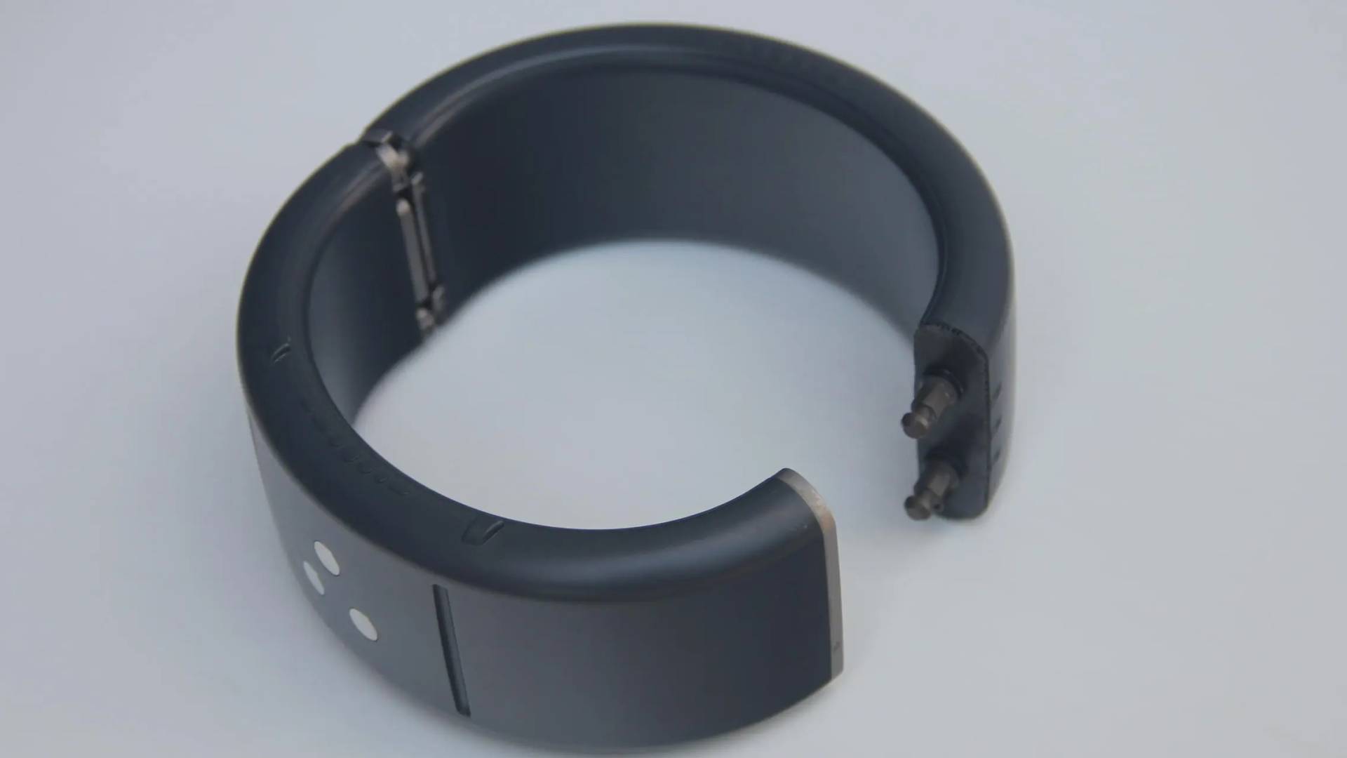 لأول مرة.. جيش الاحتلال يخضع مستوطنيه في الضفة الغربية لـ "الأساور الإلكترونية"