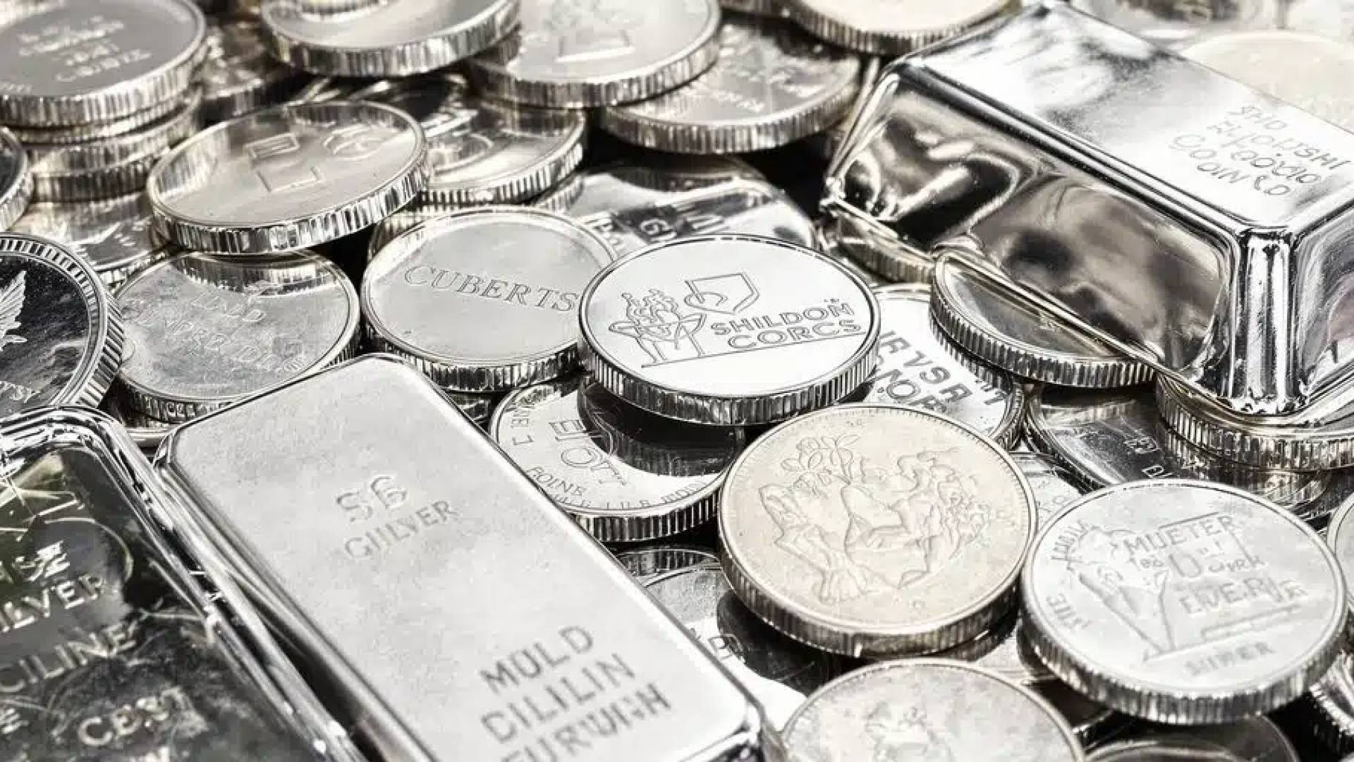 هدوء ما بعد العاصفة.. الفضة تحاول التماسك فوق 77.80 دولارا