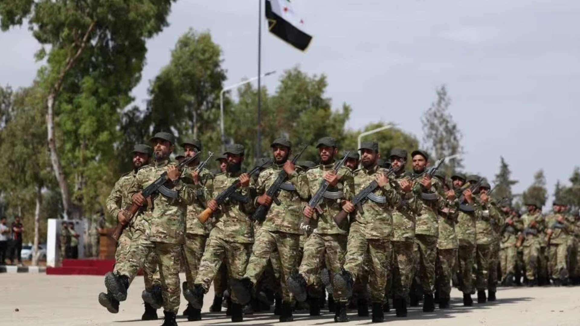 الجيش السوري يعلن حظر التجوال في أحياء حلب ويحذر "قسد" من استهداف النازحين #عاجل 