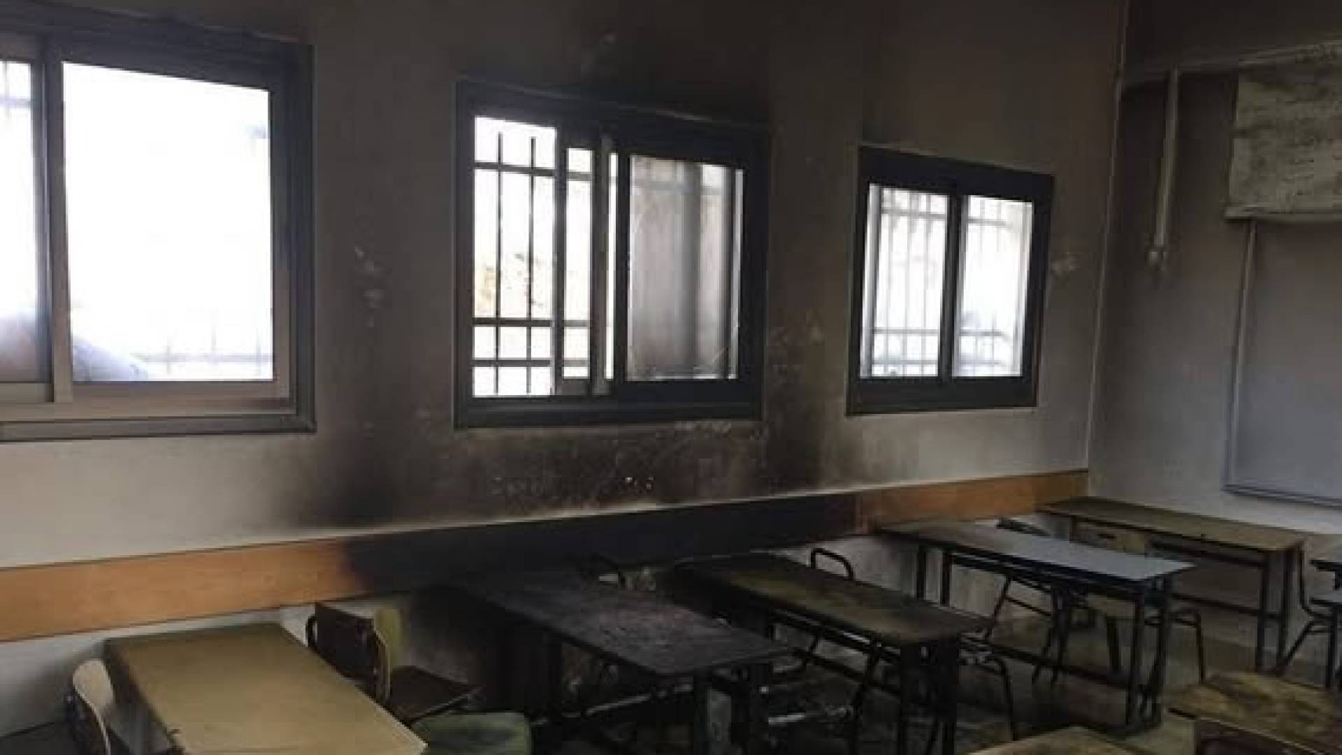 مستوطنون يحرقون غرفة صفية في مدرسة جالود ويخطون شعارات عنصرية