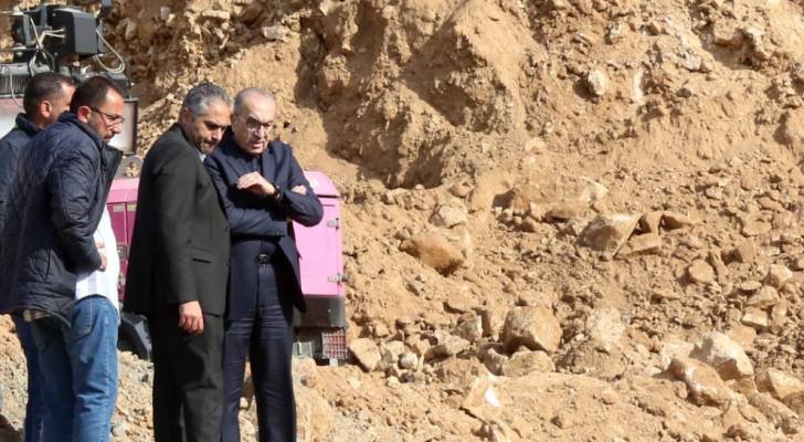 أبو السمن يتفقد أعمال معالجة الانهيارات على طريق "وادي شعيب"
