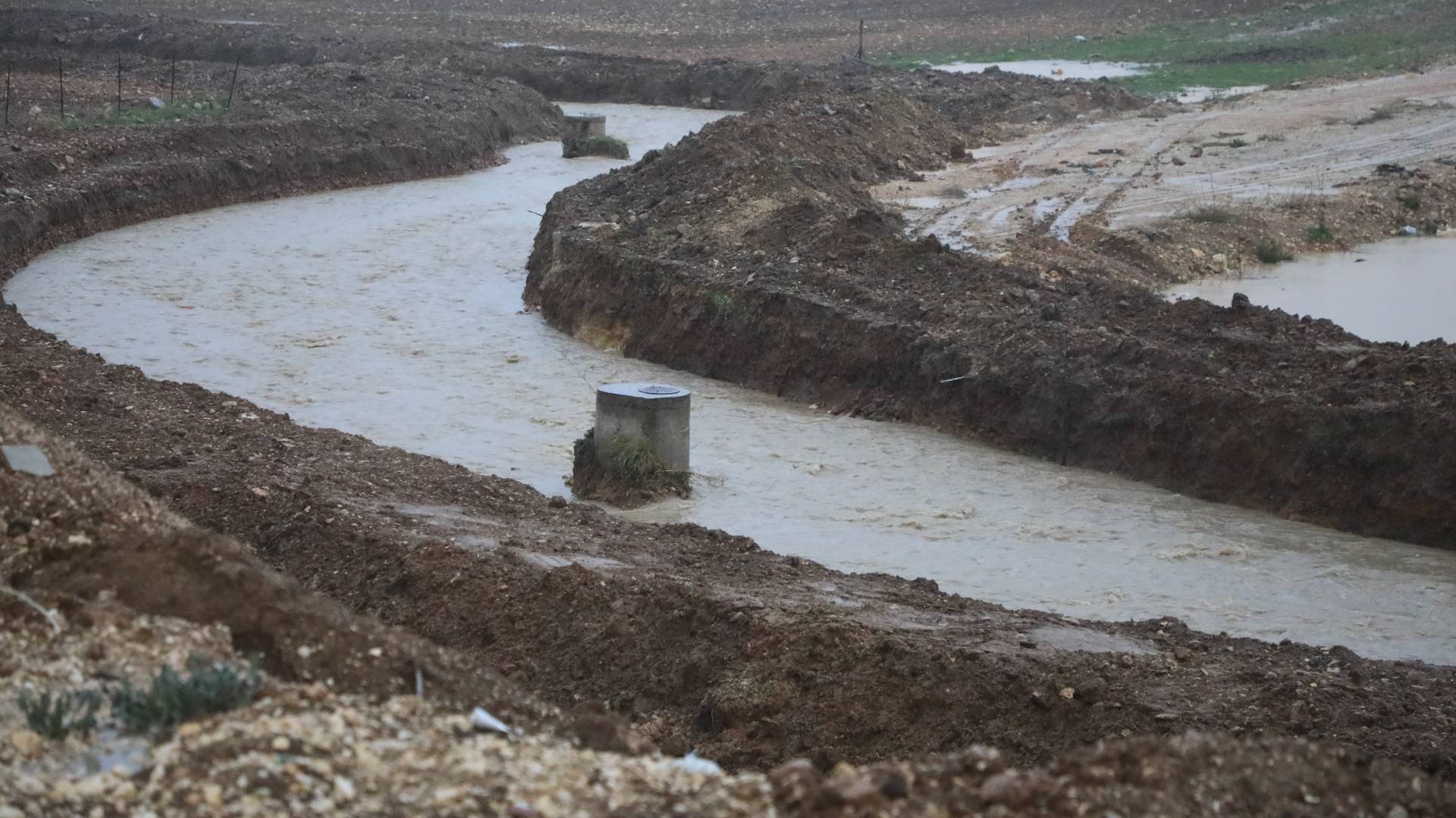 الإدارة المحلية: أمطار غزيرة خلال وقت قياسي تسببت بانجرافات وارتفاع منسوب المياه وتم التعامل معها فورا 