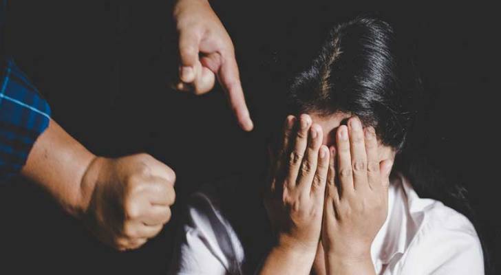 سيدة تتعرض للعنف