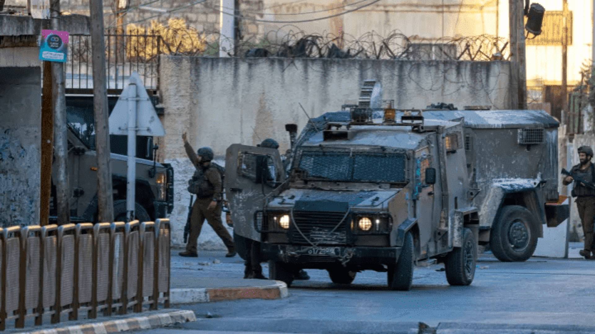 مراسل رؤيا: نابلس تحت حصار اقتحام قوات الاحتلال وحملة اعتقالات في "الياسمينة"