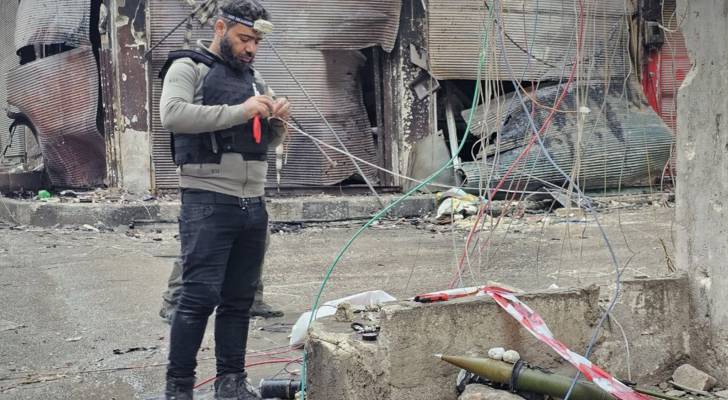 عنصر من الداخلية السورية يفكك الغاما في حلب