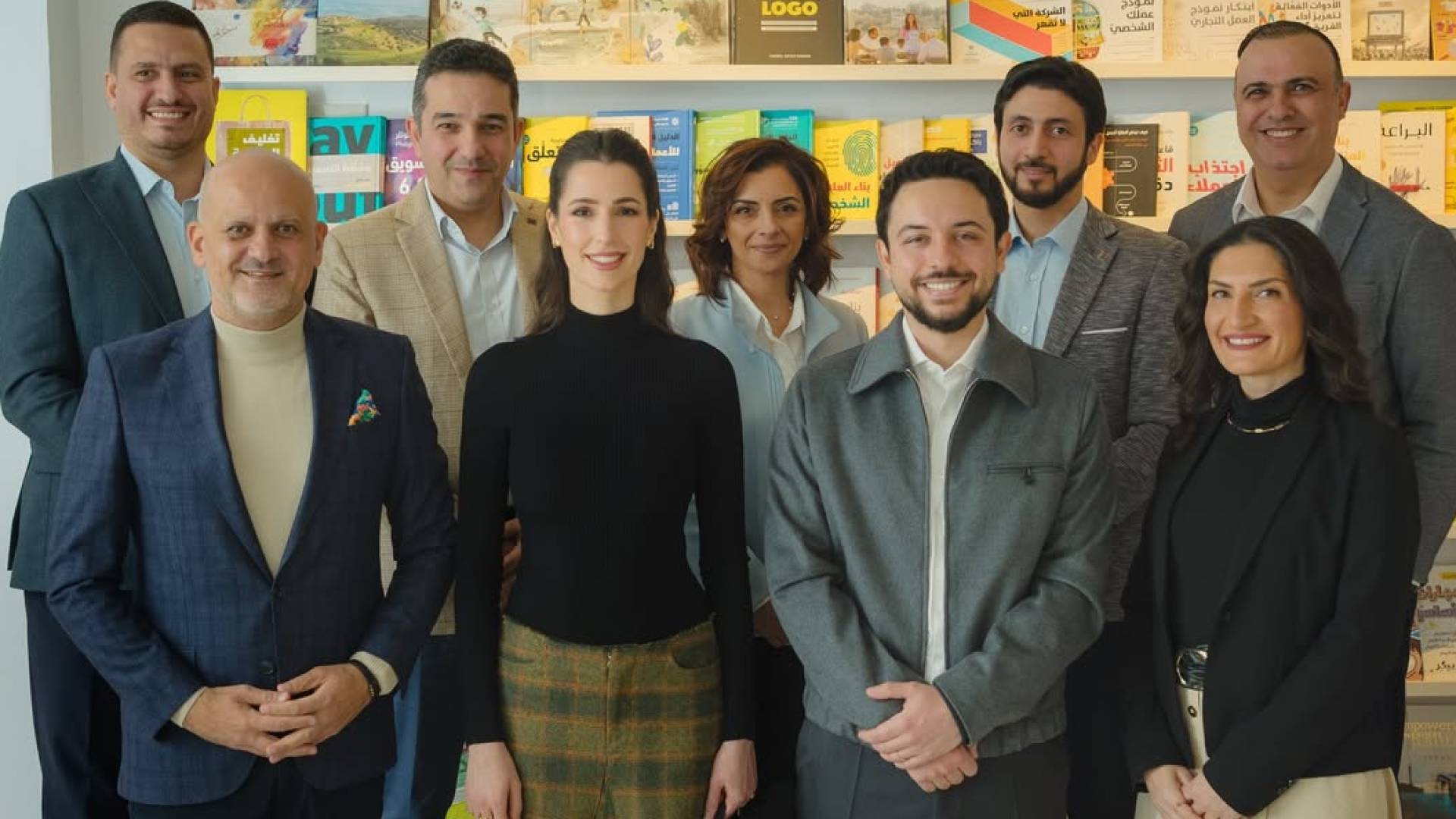 ولي العهد ينشر عبر صفحته على "انستغرام" لقطات من زيارته رفقة الأميرة رجوة الى "شركة جبل عمان ناشرون" 