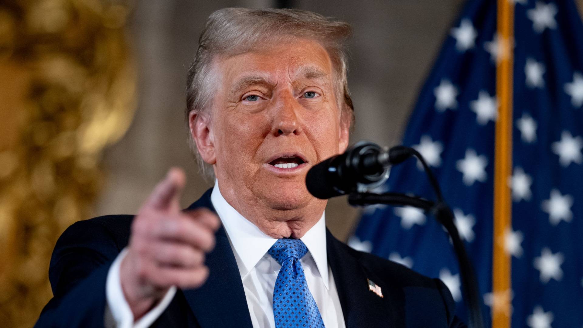 ترمب يرسم ملامح "نظام عالمي جديد".. تلويح بقصف إيران وإصرار على "ملكية غرينلاند" 