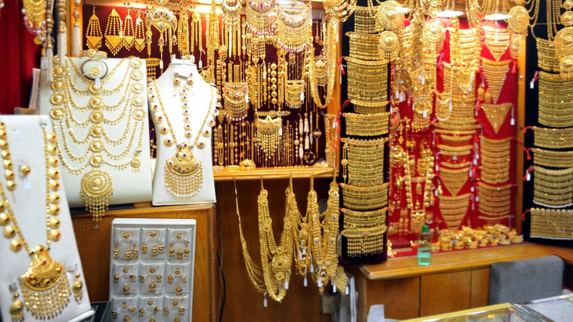 تراجع أسعار الذهب في قطر.. وعيار 24 يسجل 495.50 ريالا وسط تداولات محدودة