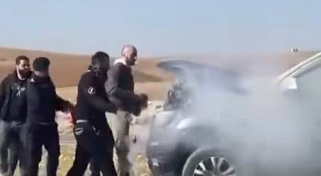 كوادر إدارة الدوريات الخارجية تتعامل مع حادثة احتراق بطانة محرك مركبة