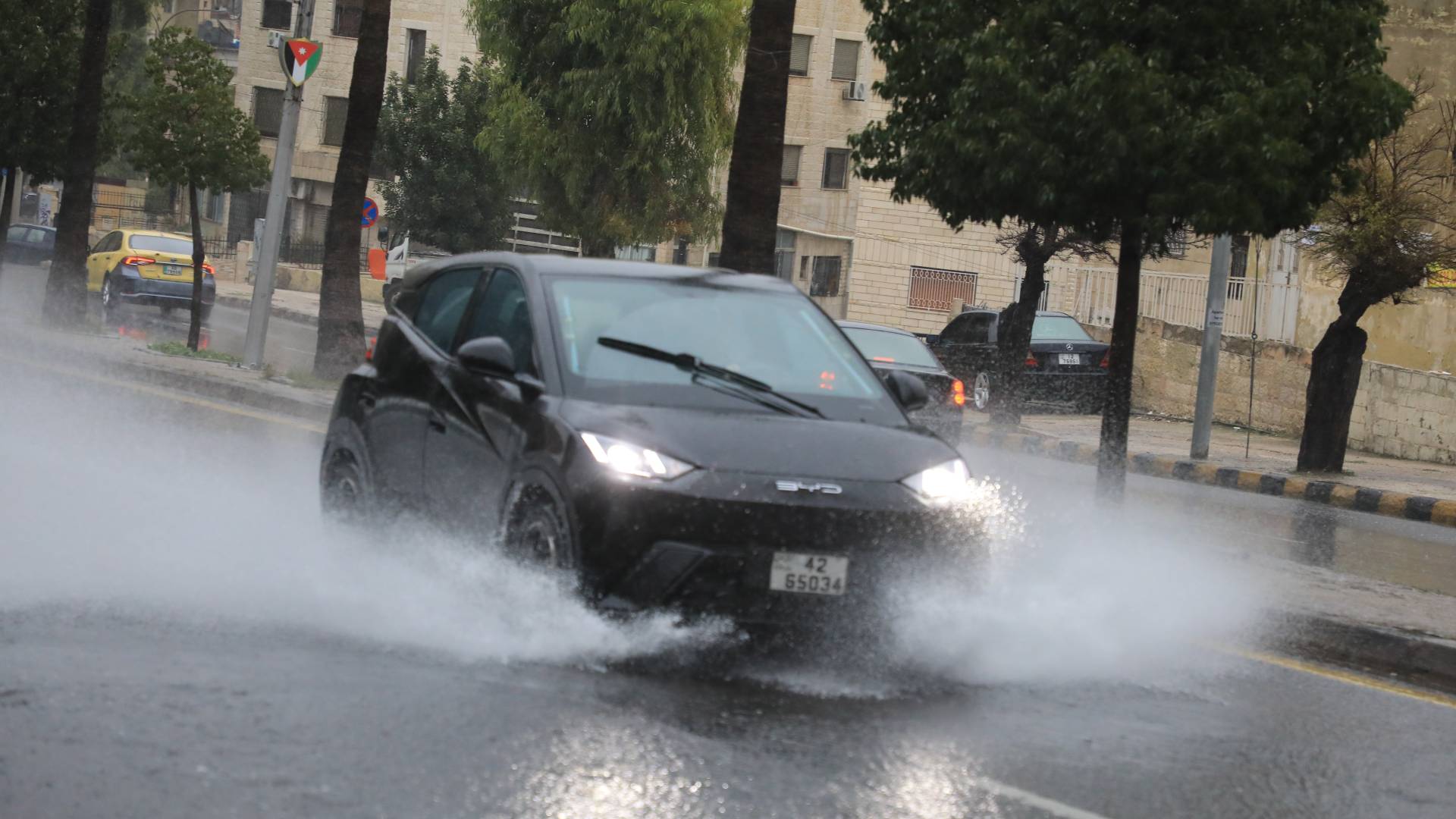 مَوْجَةٌ مِنَ الْأَمْطَارِ الطُّوفَانِيَّةِ تَقْتَرِبُ.. الْعَاصِمَةُ عَمَّانُ وَالْقُرَى الْمُحِيطَةُ تَتَرَقَّبُ 100 ملم مِنَ الْهُطُولَاتِ 