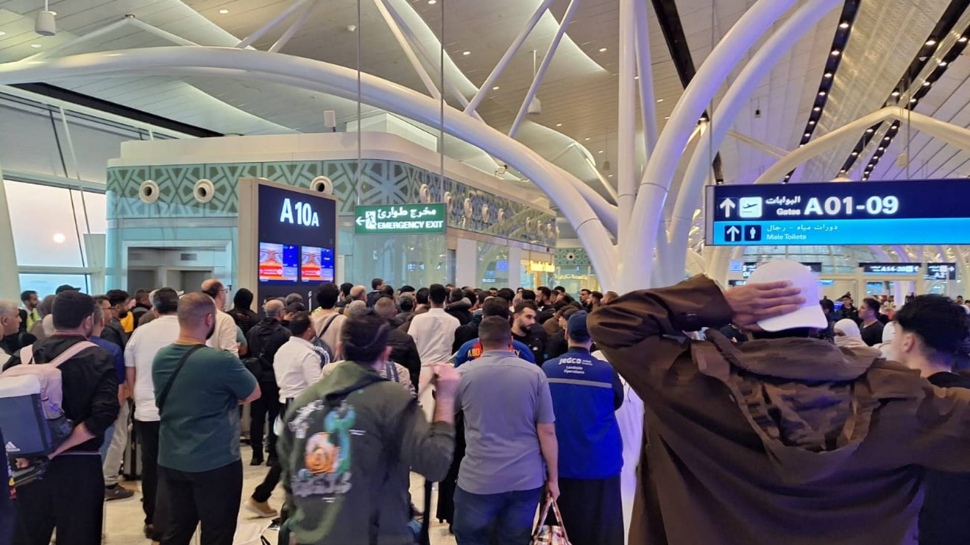 رحلة الملكية العالقة في مطار جدة مسافرون أردنيون لـ"رؤيا أخبار" 23 ساعة من الانتظار ولا جدوى #عاجل 