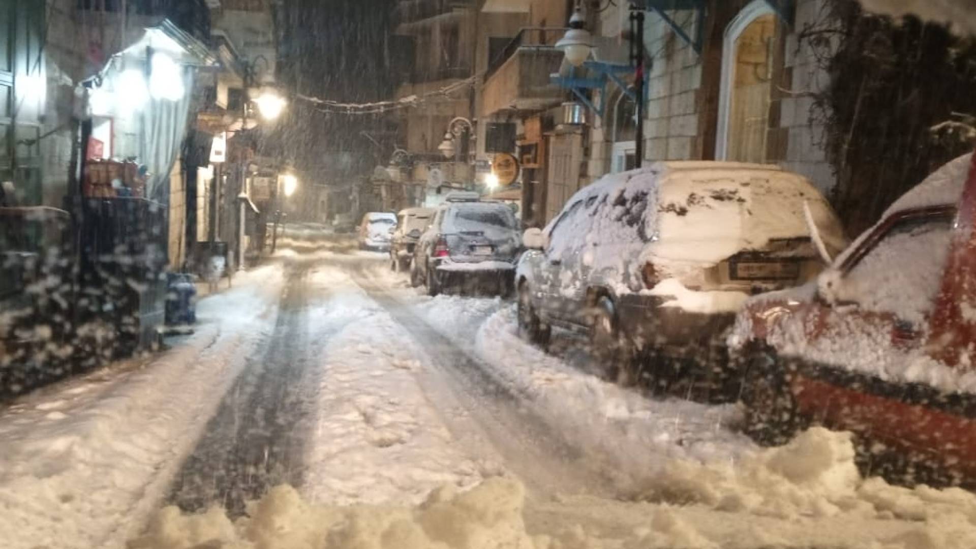 لبنان في قلب العاصفة.. الثلوج تعزل الجبال والسيول تغمر المدن و"التربية" تمنح مديري المدارس صلاحية الإغلاق.. فيديو