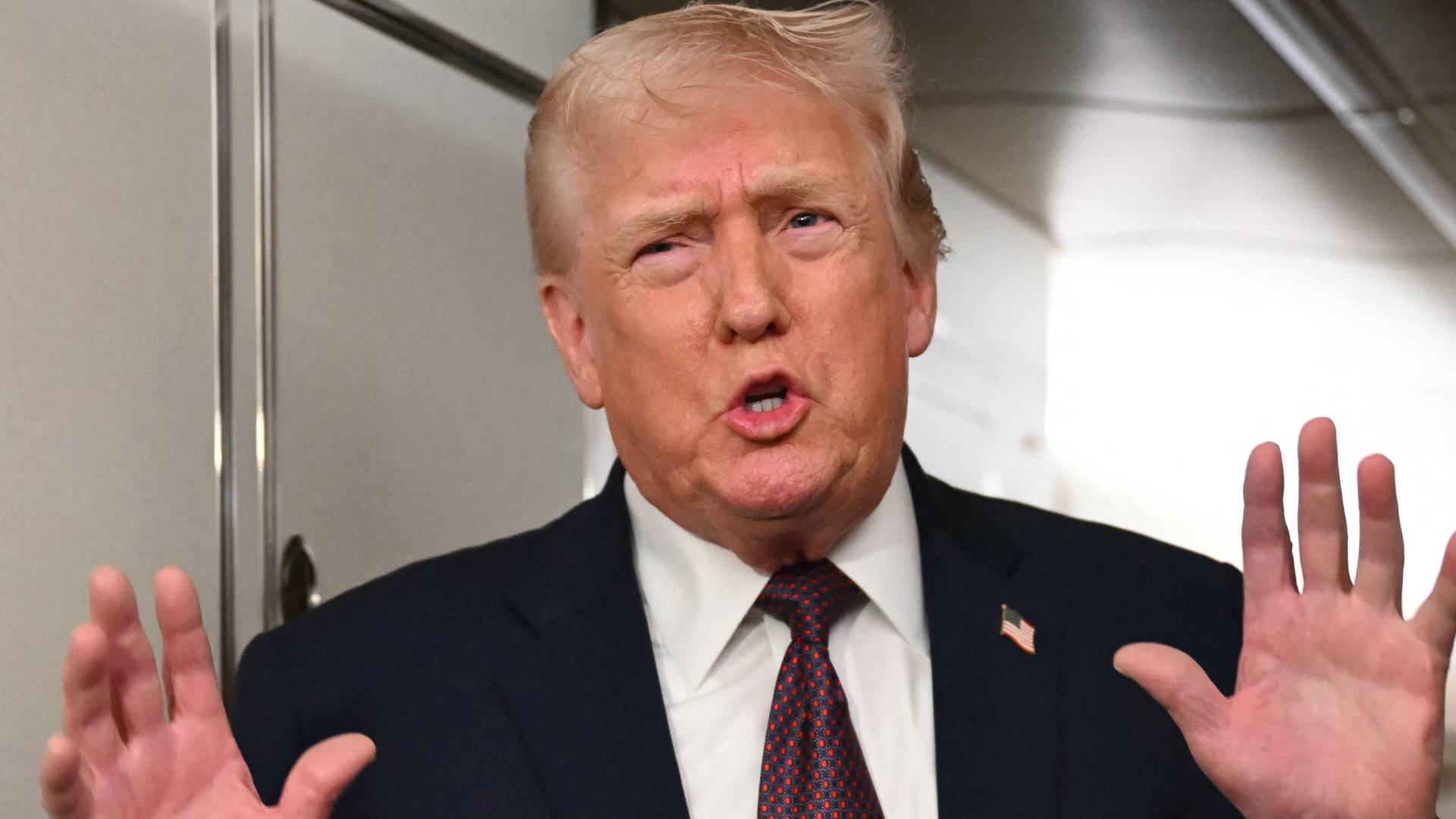 بين "مطرقة الضربة" و"سندان الدبلوماسية".. ترمب يدرس خيارات "قوية جدا" ضد طهران.. فيديو