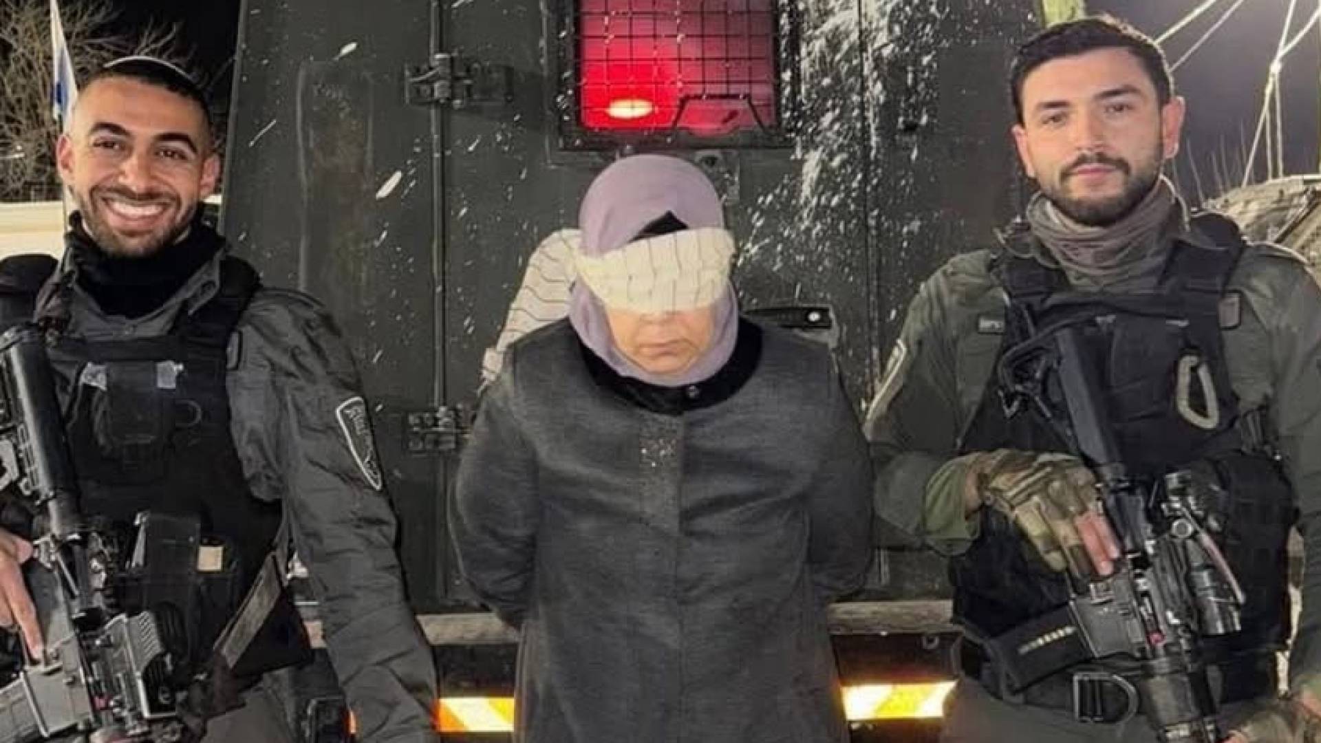 صورة لجنود من جيش الاحتلال مع الأسيرة هيام عياش تثير غضبا واسعا