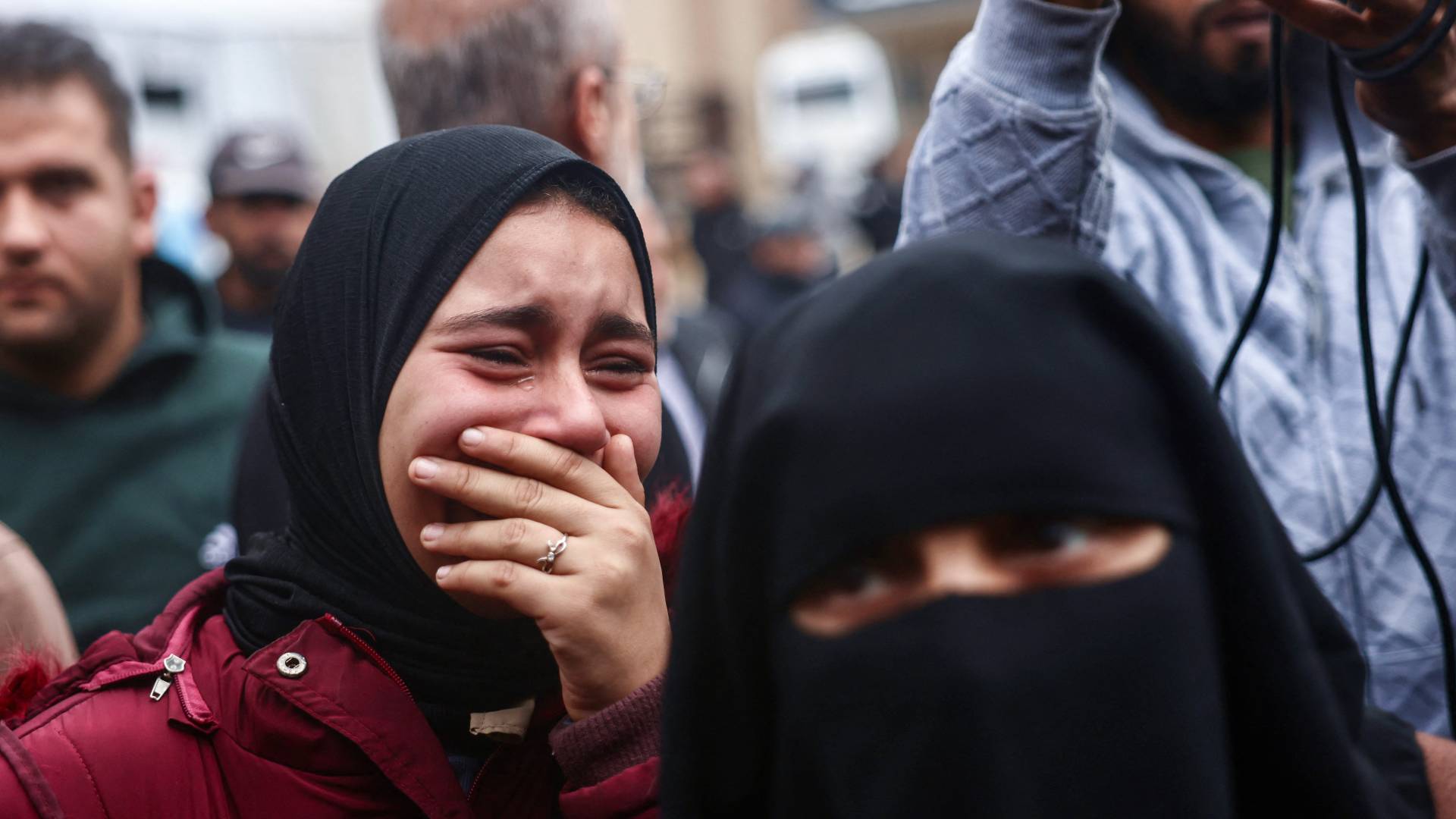 "المنخفض يعمق جراح غزة".. شهداء وإصابات في انهيارات لمباني دمرها القصف "الإسرائيلي"