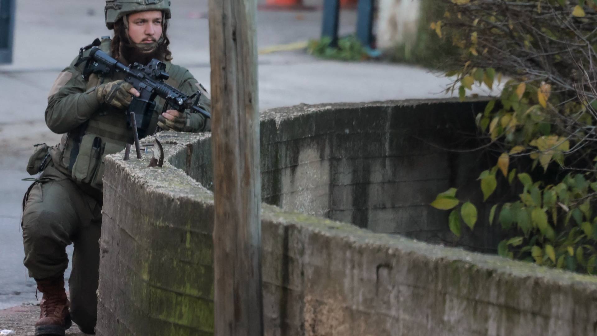 فيديو لجندي من الجيش "الإسرائيلي" يرقص فرحا بهدم منازل الفلسطينيين في الخليل.. فيديو