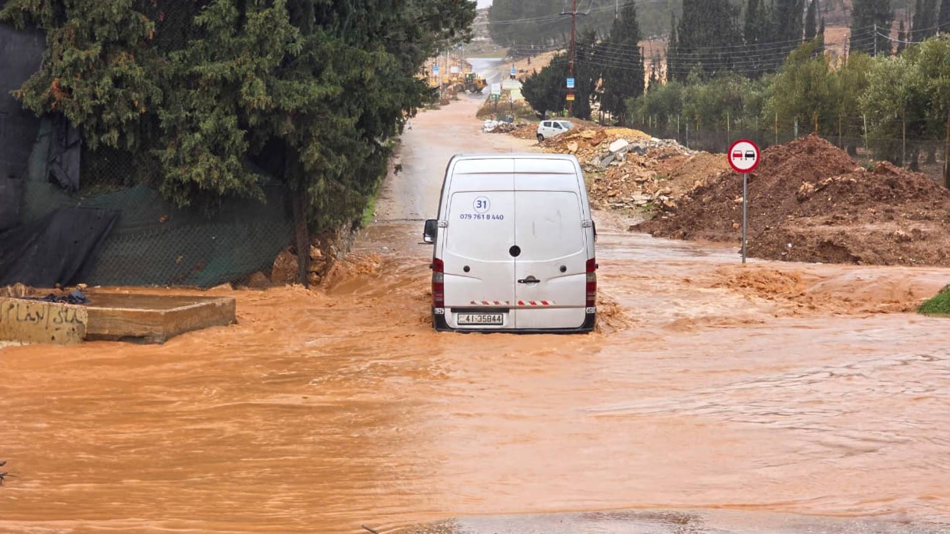 "نفق الصحابة" يغرق في مياه الأمطار وتحذيرات لمرتادي أنفاق طريق خدمات المطار