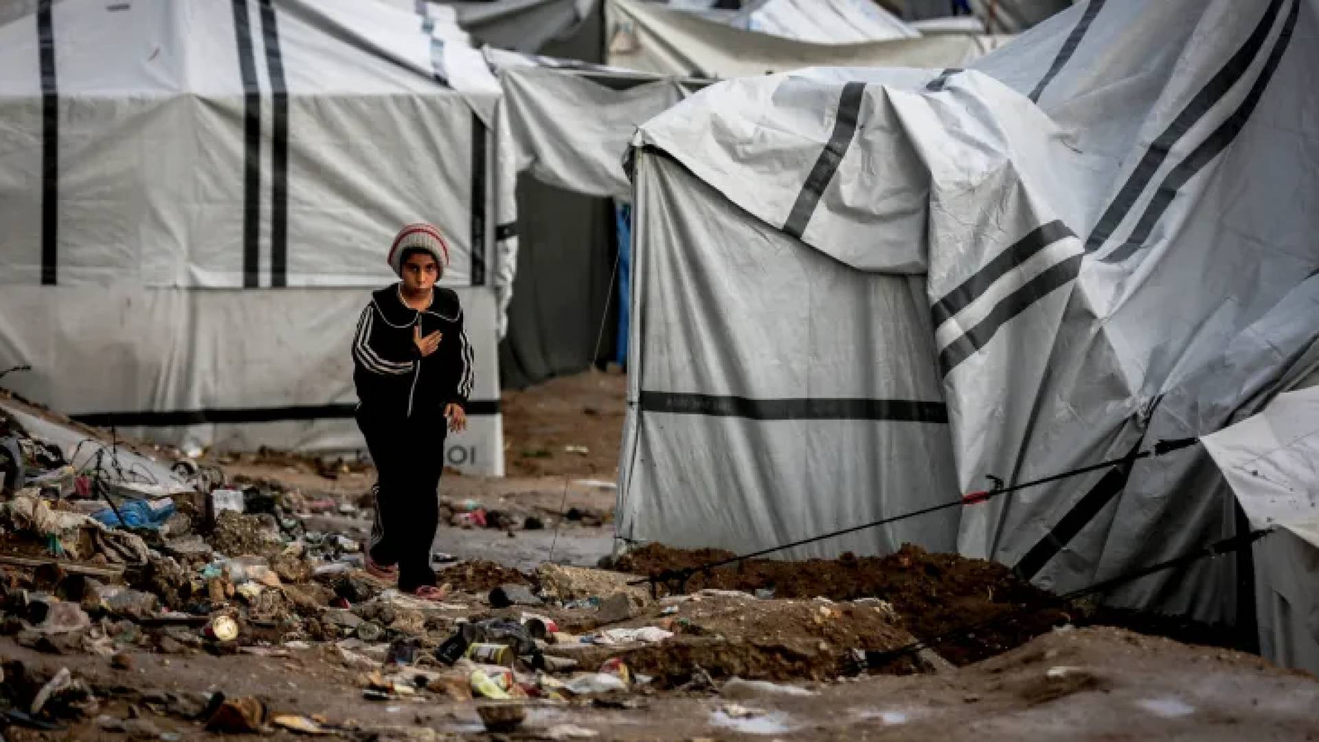 غزة تغرق في البرد.. وفاة طفل تجمدا والنازحون يواجهون "موت الخيام"