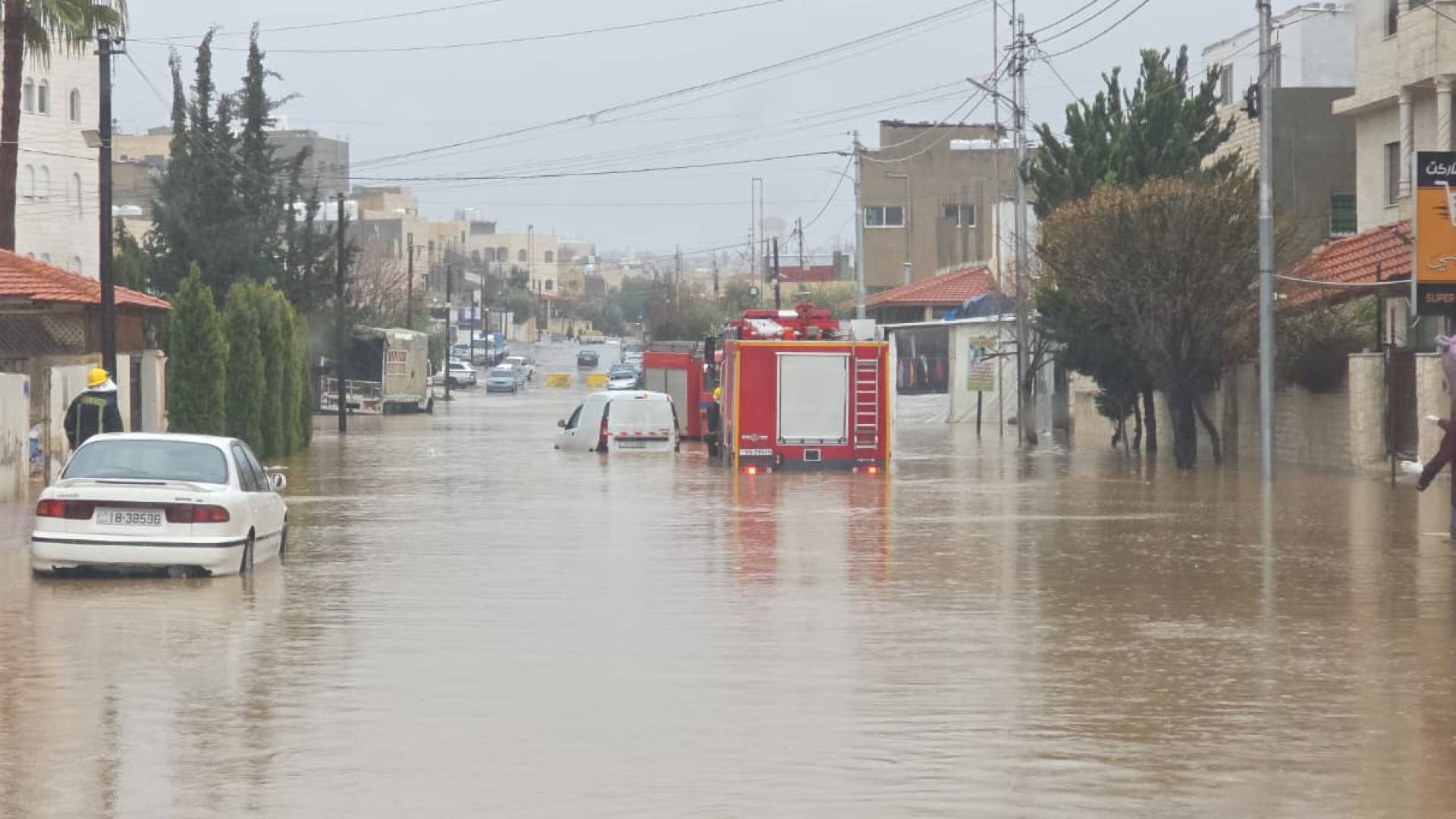 بالفيديو.. خريبة السوق تغرق والدفاع المدني يحاول إنقاذ عالق والمواطنون: "شبعنا كلاما عن الجاهزية" فيديو