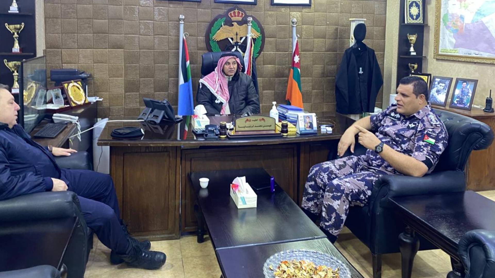 محافظ الزرقاء: التنسيق المتكامل كفيل بتجاوز آثار المنخفض وسلامة المواطن أولوية قصوى