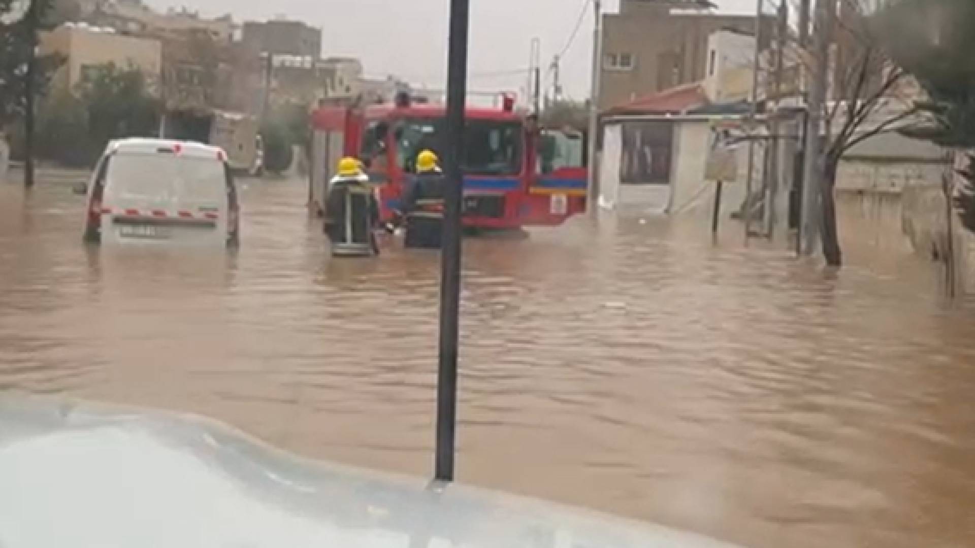 شاهد بالفيديو.. عملية إنقاذ مركبة دهمتها السيول في خريبة السوق جنوب عمان