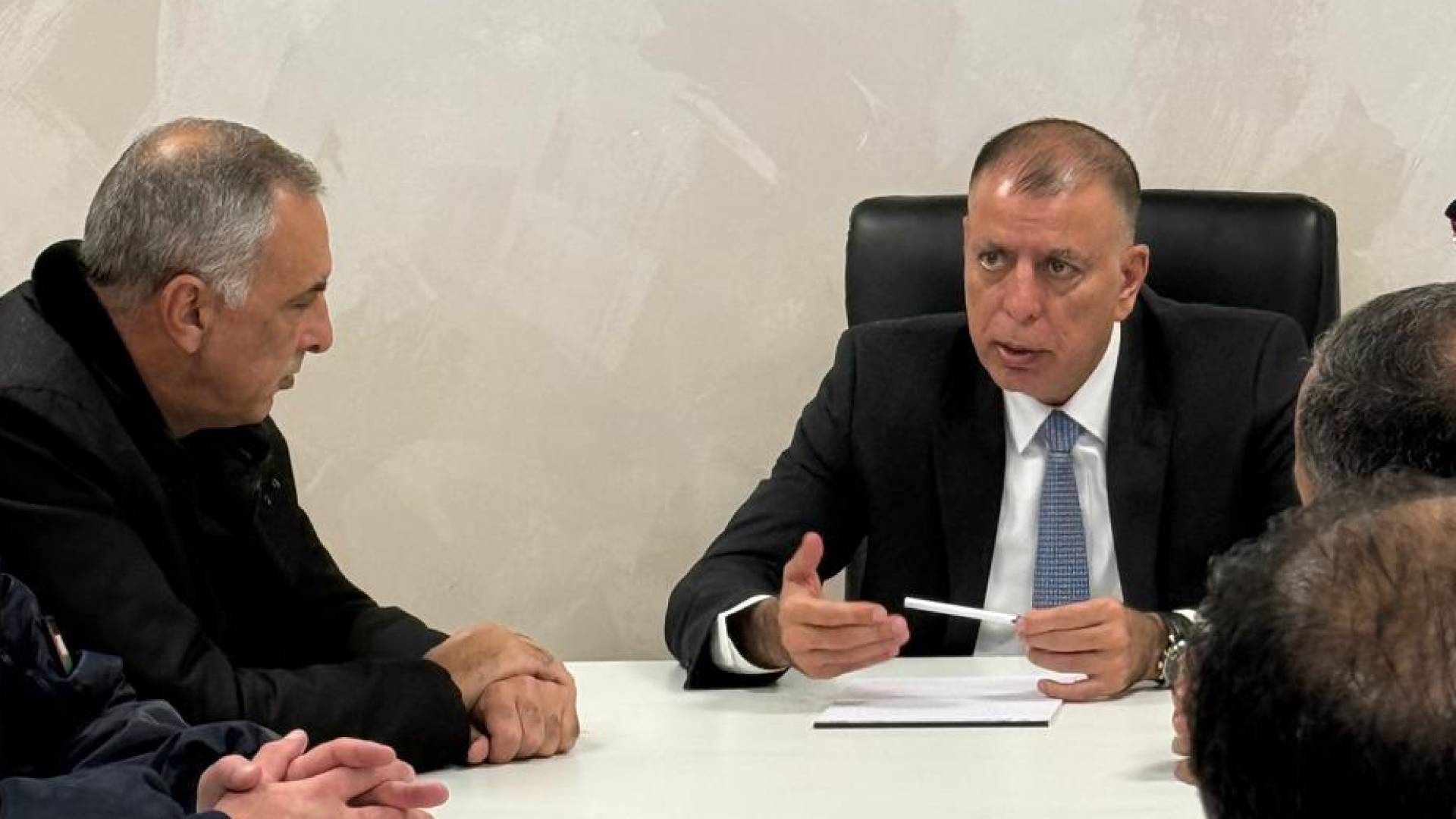 وزير الداخلية يزور غرفة عمليات محافظة العاصمة للاطلاع على آخر تطورات الظروف الجوية #عاجل 