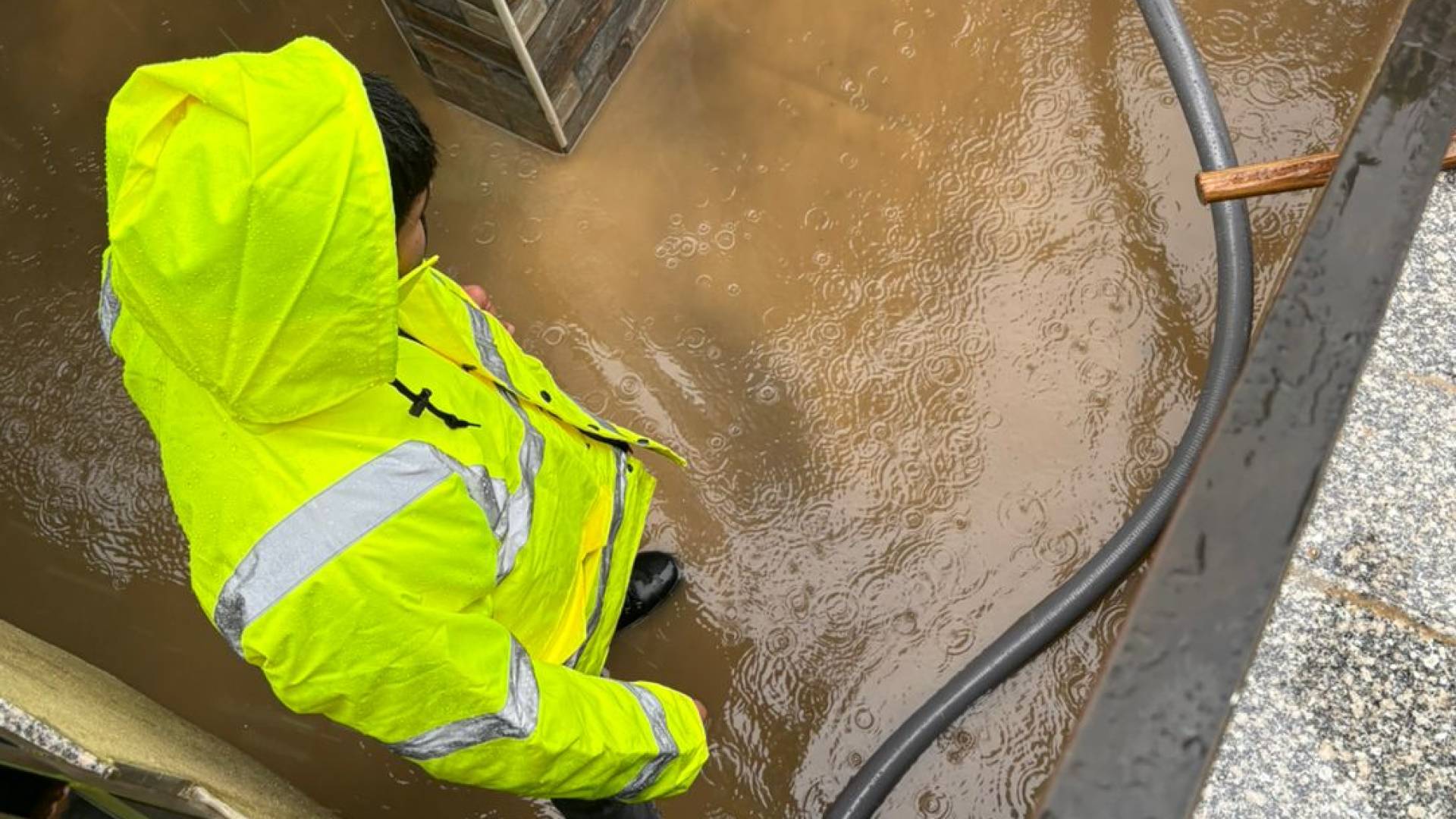 "محافظ مادبا": إجراءات احترازية وإخلاء عائلات وإنقاذ أغنام بسبب ارتفاع منسوب المياه