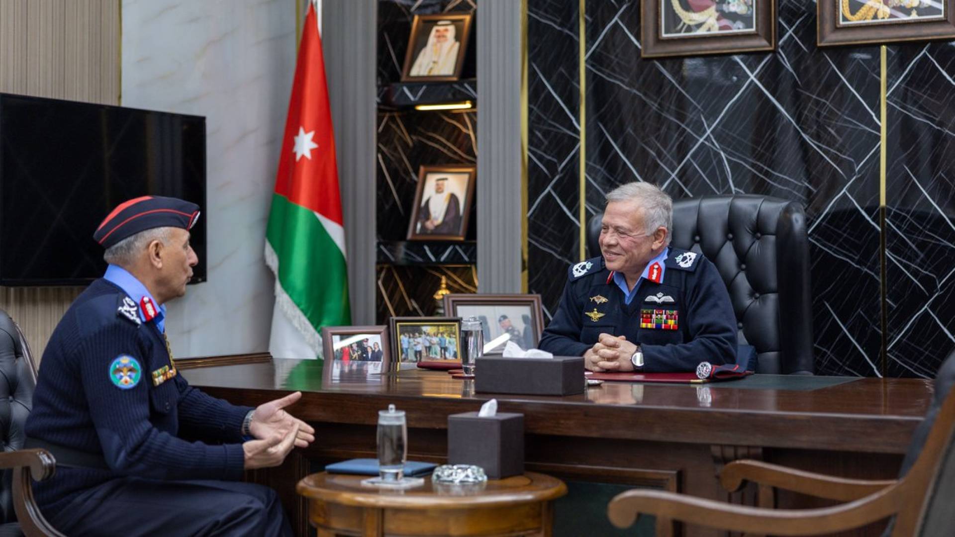 الملك يزور مديرية الأمن العام ويطلع على تجهيزاتها للتعامل مع الظروف الجوية