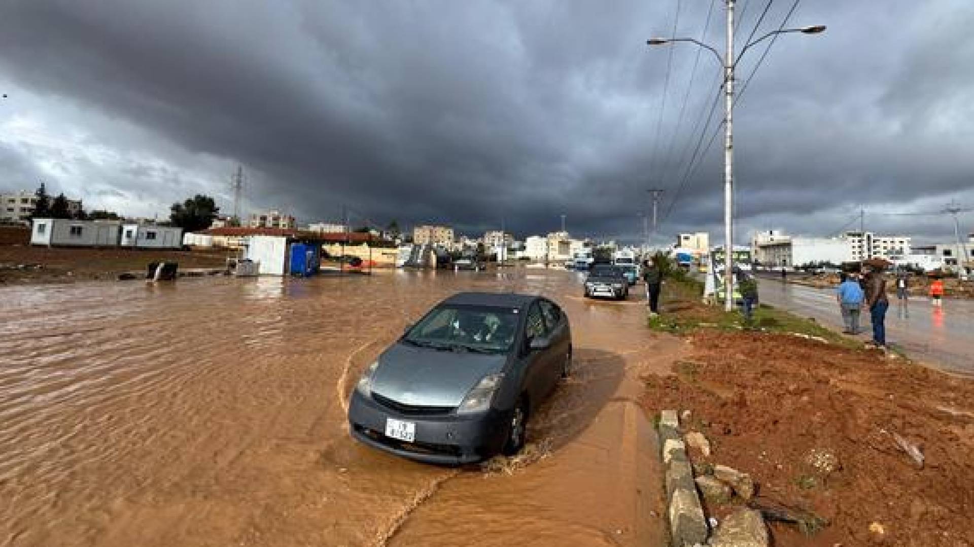 "أشغال إربد": إعادة فتح "شارع البترا".. وإزالة إغلاقات العبارات