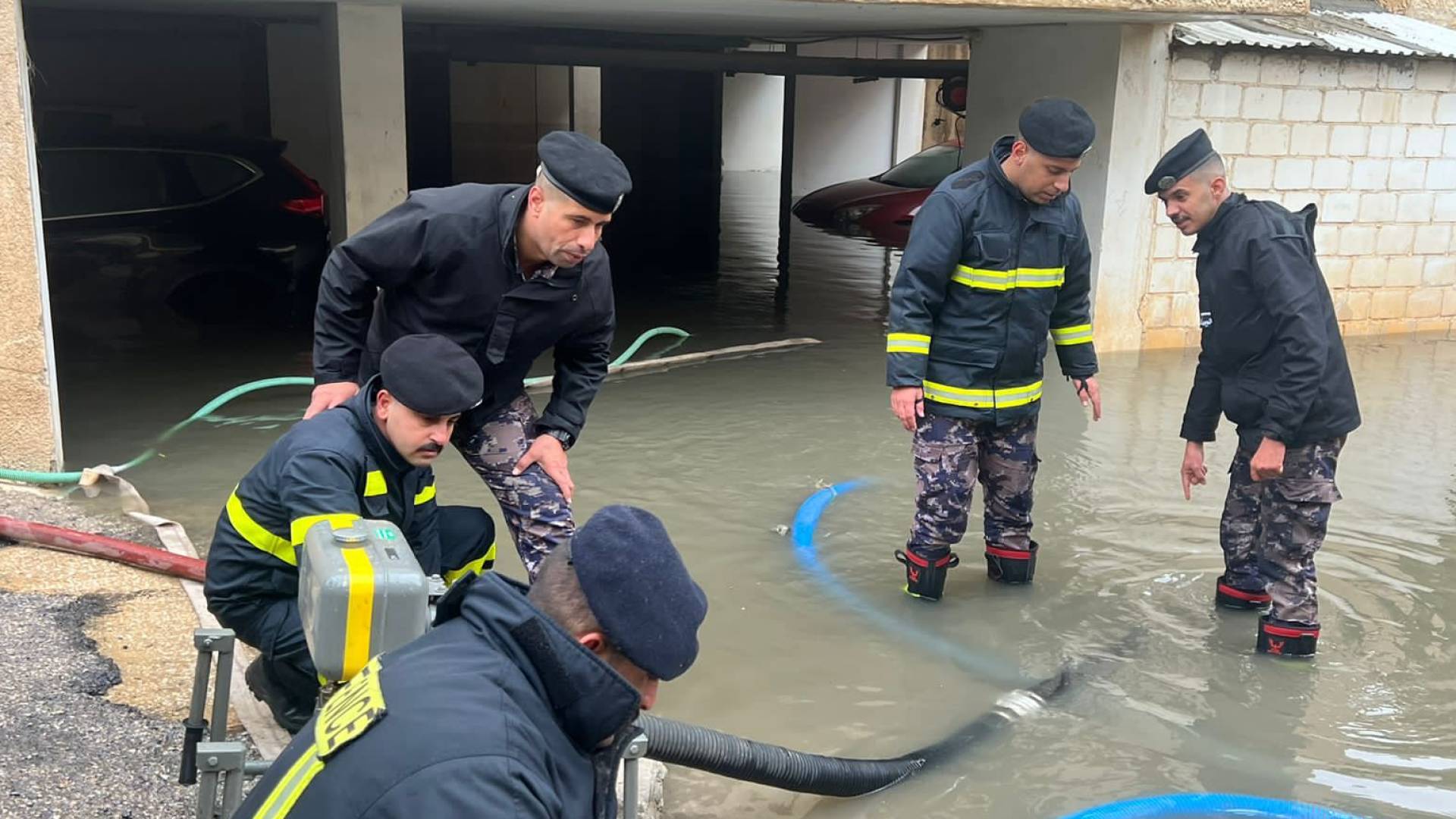 "الأمن العام": ارتفاع منسوب المياه.. وتحذيرات من "قطع الطرق"