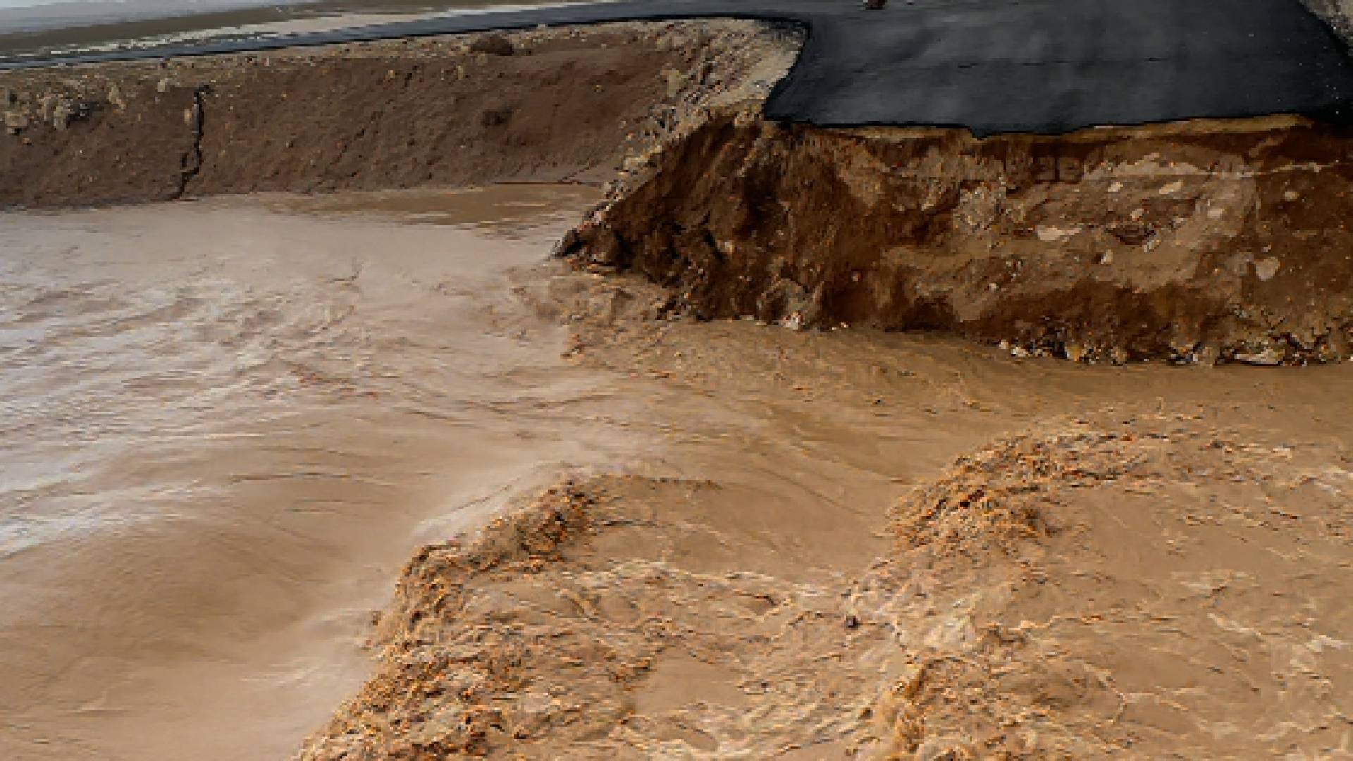 بالفيديو | كاميرا "رؤيا" ترصد انهيار شارع القنيطرة جنوب شرق عمان إثر سيول طوفانية