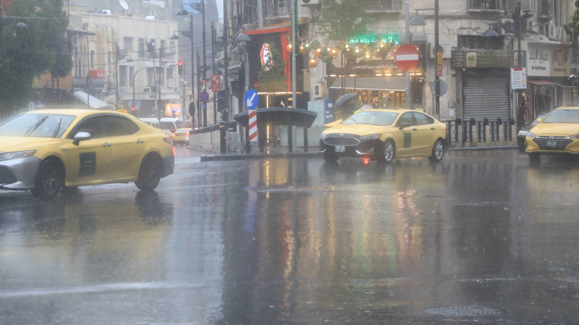 طقس العرب: تدفق كميات جديدة من السحب الماطرة نحو الشمال والوسط والجنوب خلال الساعات القادمة