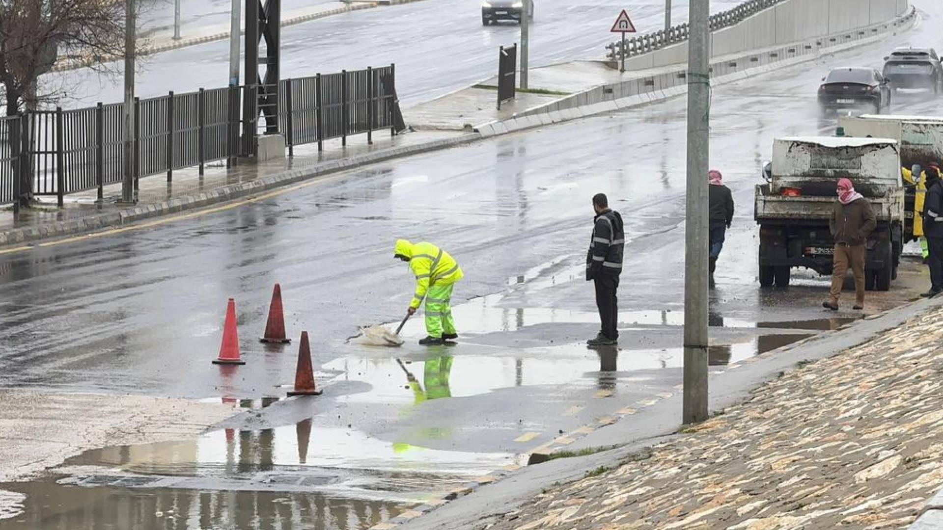 أمانة عمان: انجراف التربة وراء إغلاق "نفق الشويفات" ورصد 4 بؤر ساخنة في "خريبة السوق"