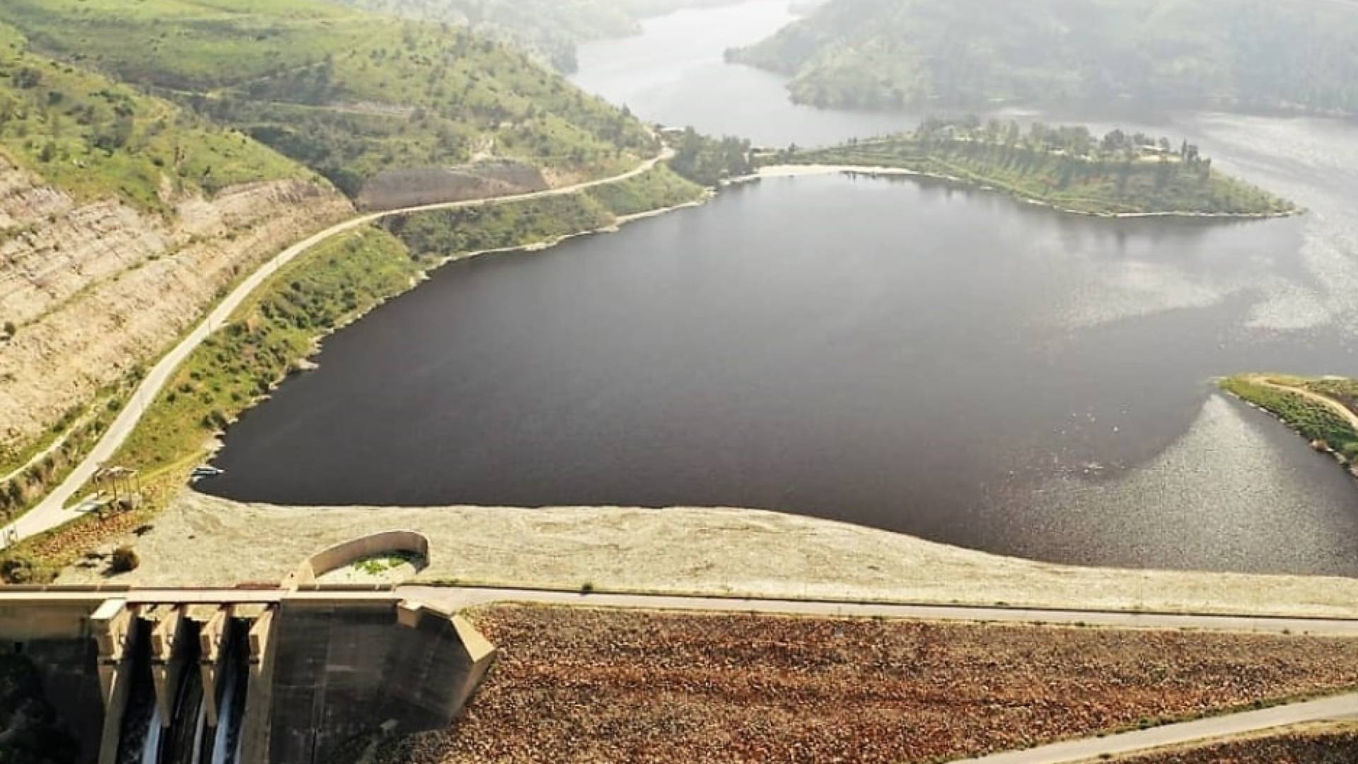 ارتفاع قياسي في منسوب سد الملك طلال.. التخزين يقترب من 78% ودفقات مائية هائلة