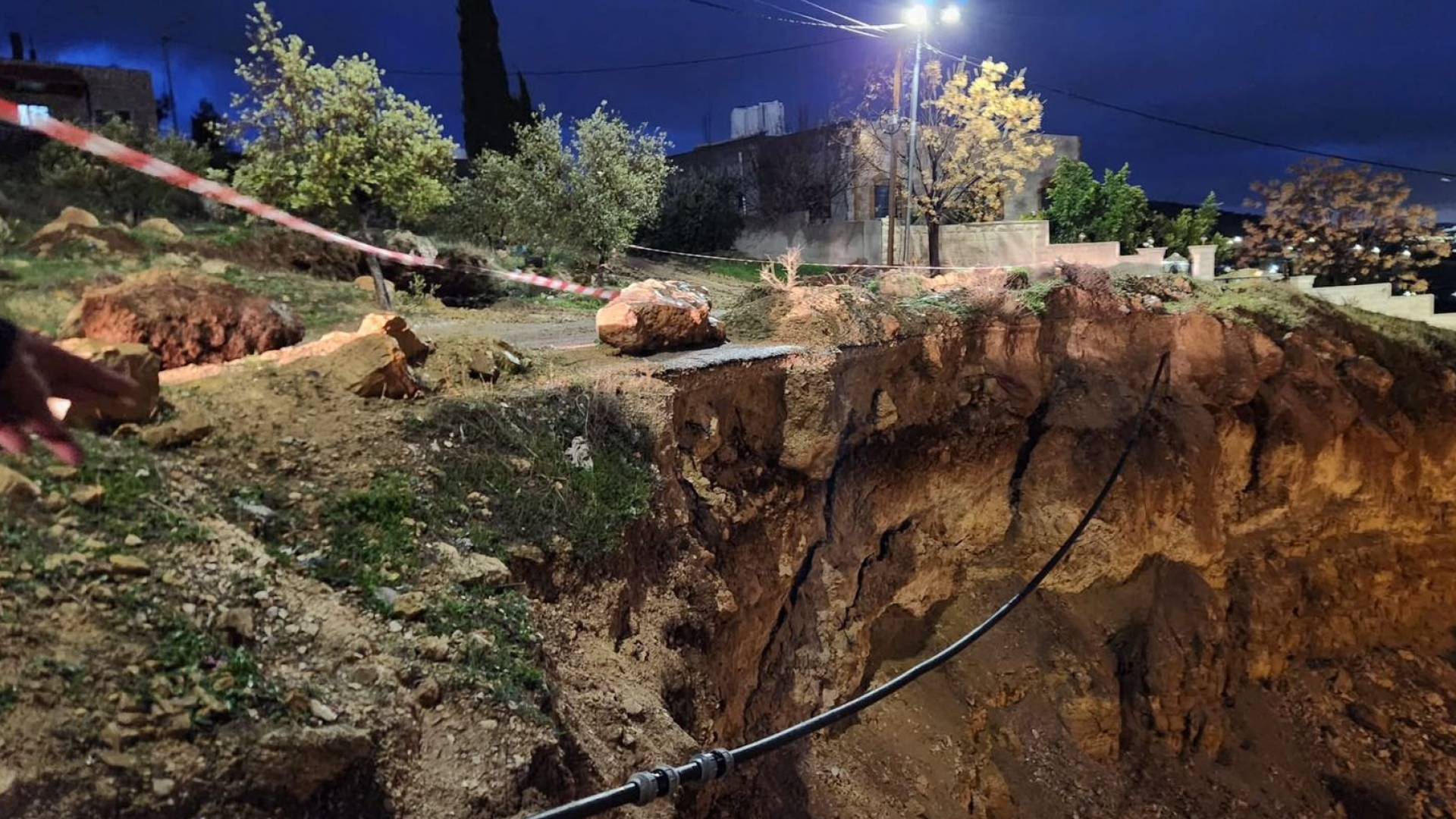 بلدية جرش: انهيار جزئي في طريق "العتمات"و"النبي هود" وبني ياسين يتفقد الموقع